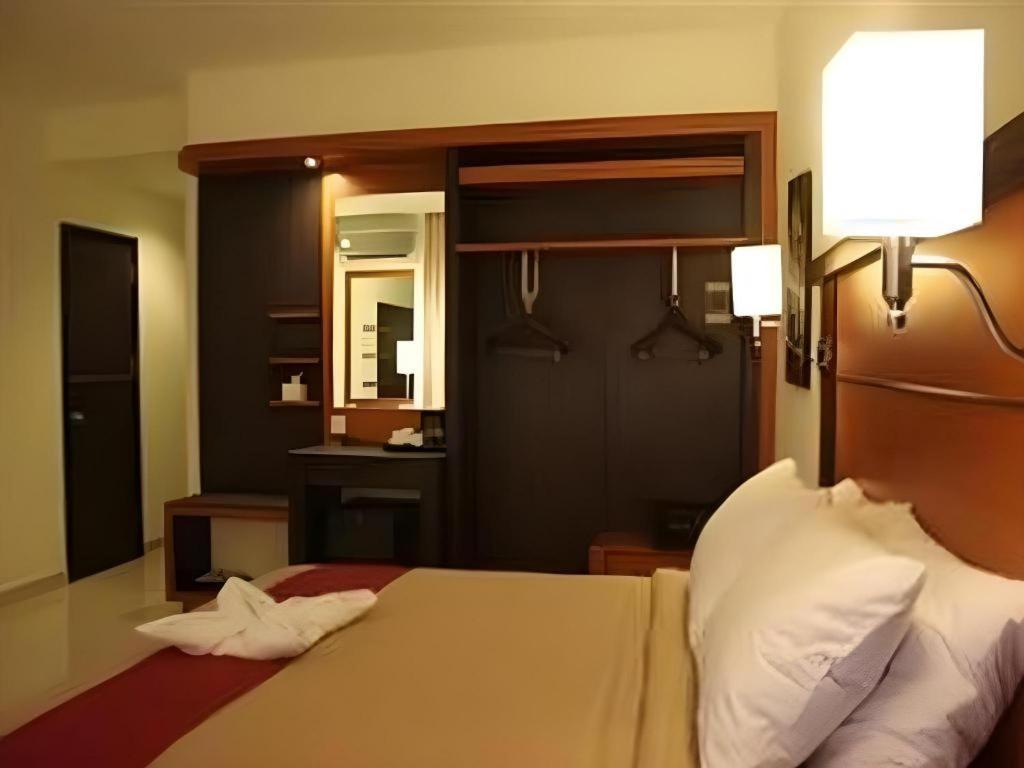 Travello Hotel Манадо Экстерьер фото